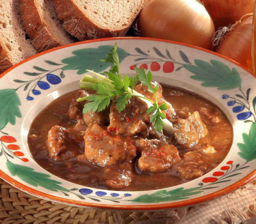 СЕГЕДИНСКИ ГУЛАШ: Прави мађарски специјалитет