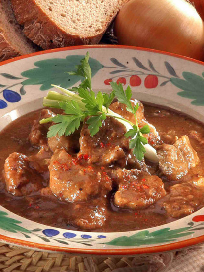 GULAŠ U CRNOM VINU: Meso meko kao duša!