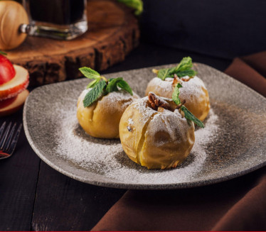 PUNJENA JABUKA MEDOM I ORASIMA: Raj za sladokusce