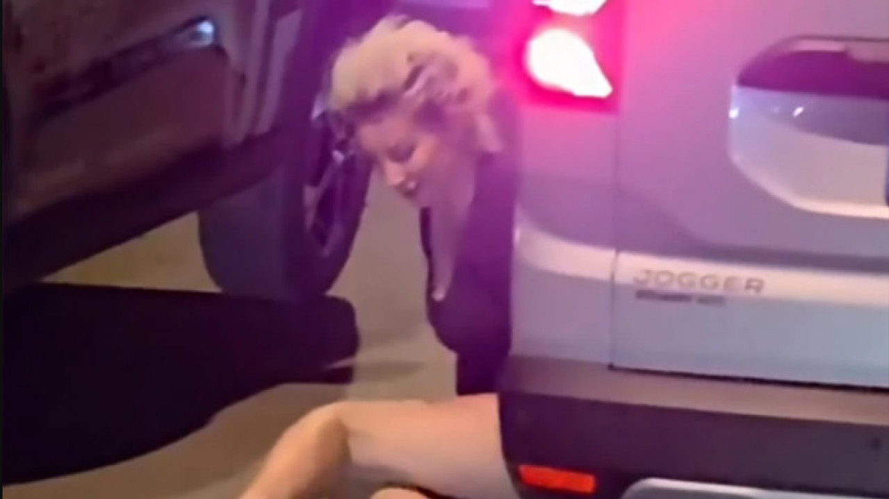 JEZIVO: Mrtva pijana zadrugarka valja se po putu (VIDEO)