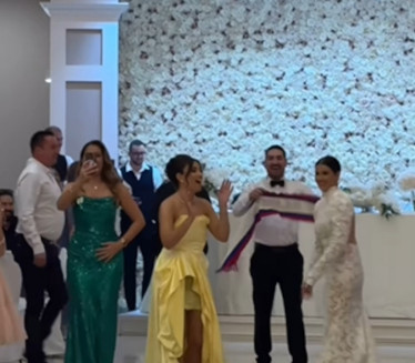 MAGARAC! Kum šokirao poklonom mladence iz Mostara (VIDEO)