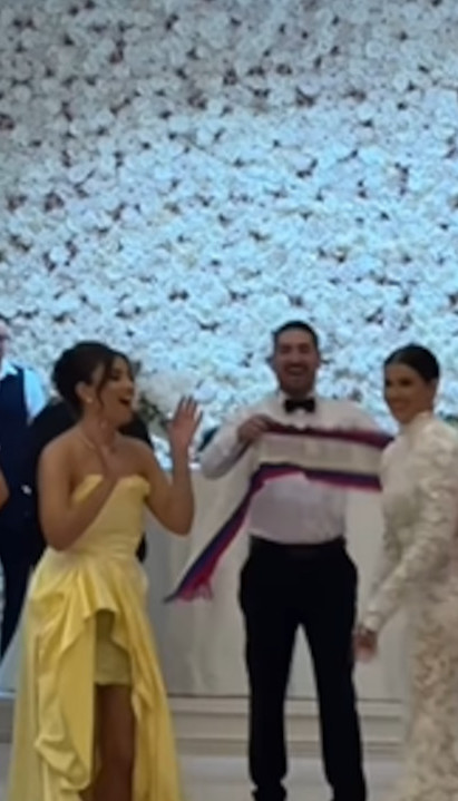 MAGARAC! Kum šokirao poklonom mladence iz Mostara (VIDEO)