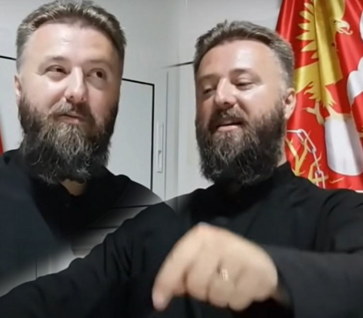 Da li je greh moliti se za pare? Odgovor oca Predraga