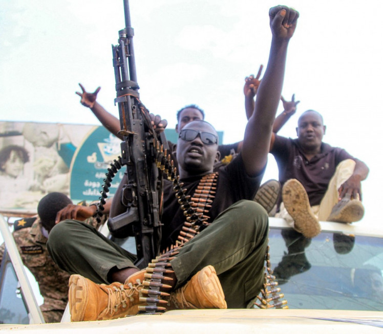 500 DANA RATA Grad mesecima opklonjen, ljudi jedu stočnu hranu