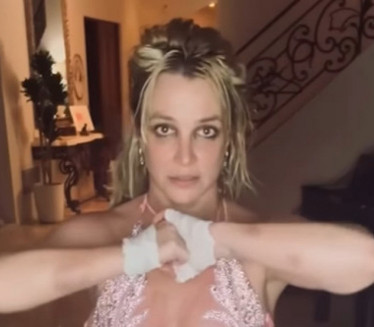 U ZAVOJIMA: Britni pala niz stepenice - zabrinula fanove