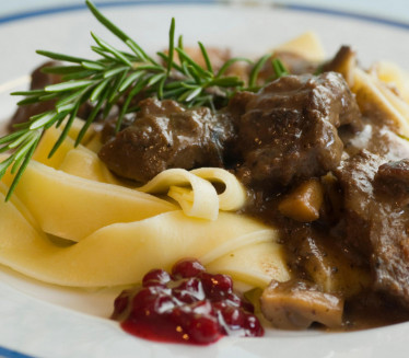 SPOJ SVINJETINE I PILETINE: Jedinstven gulaš sa rezancima