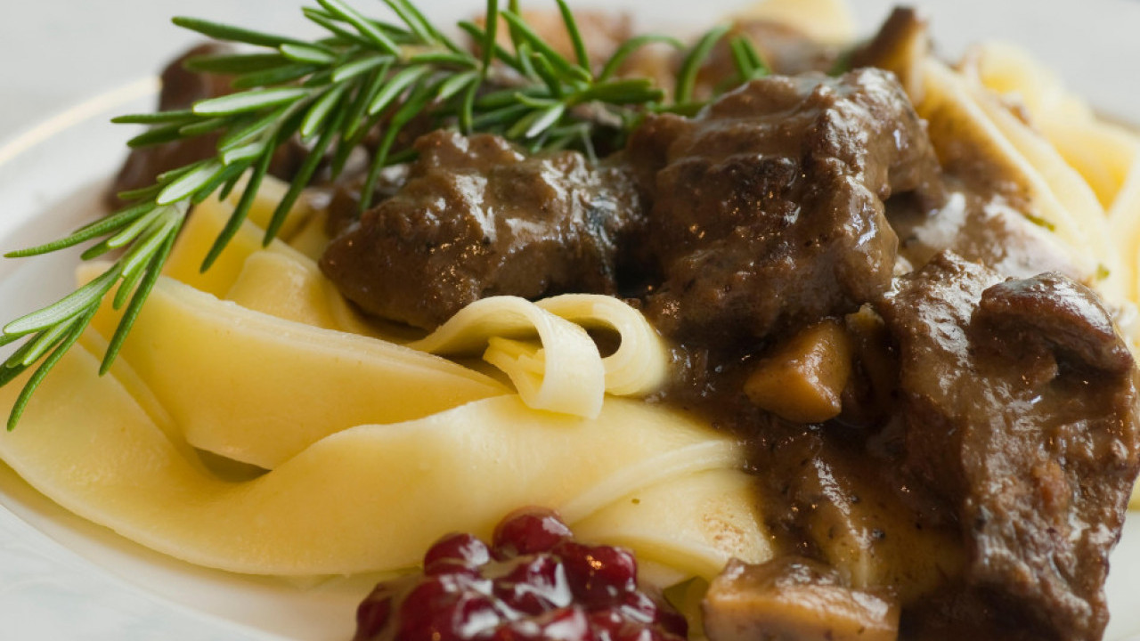 SPOJ SVINJETINE I PILETINE: Jedinstven gulaš sa rezancima