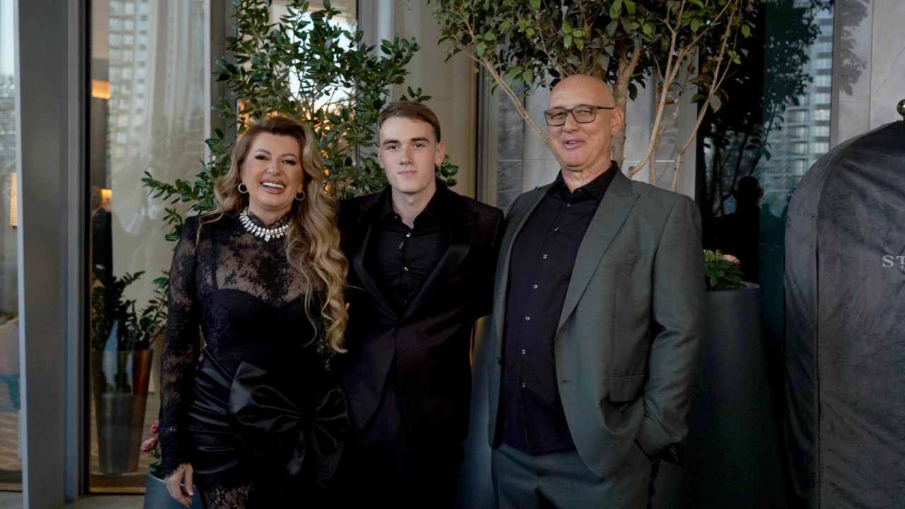 АНДРЕЈУ СУ ЖЕЉА КОЛА: Андреј на прославу стигао порешеом