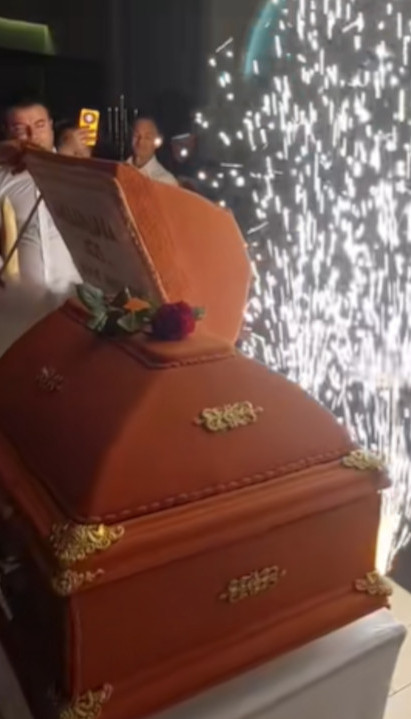 ŠOU U PARAĆINU: Šta je ovo, za ime Boga? (VIDEO)