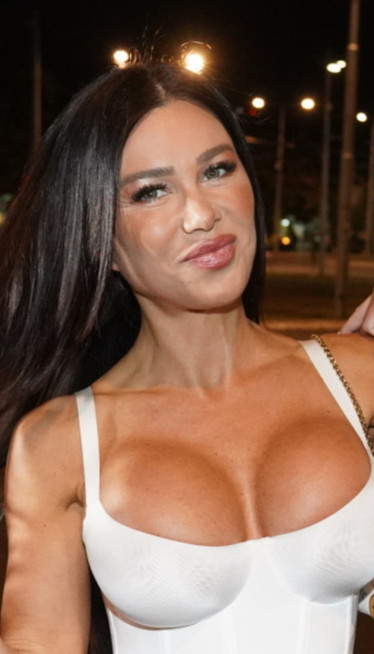 OTKRILA UDVARAČA: Evo ko šalje poklone Staniji