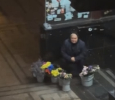 SNIMAK DIRNUO SRBIJU: Baka prodavala cveće po kiši u NS