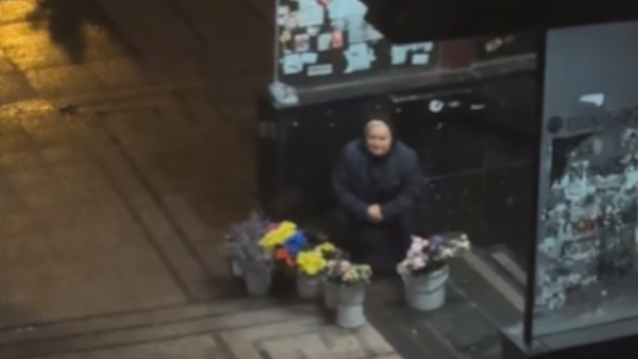 СНИМАК ДИРНУО СРБИЈУ: Бака продавала цвеће по киши у НС