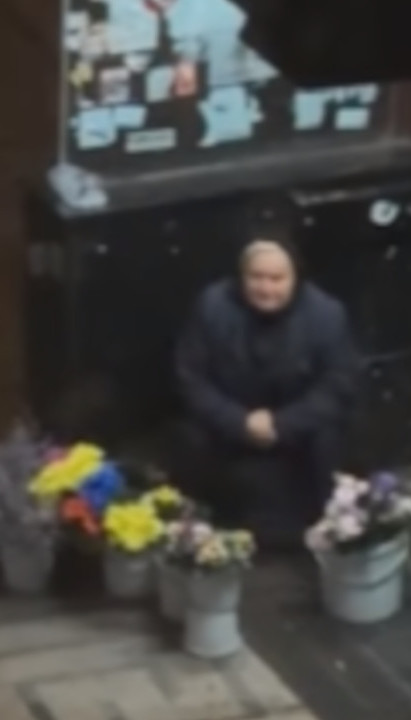 SNIMAK DIRNUO SRBIJU: Baka prodavala cveće po kiši u NS