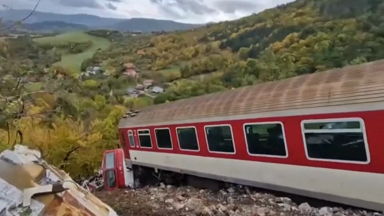 UŽASAN SUDAR VOZOVA: Preko 100 povređenih, dignut helikopter