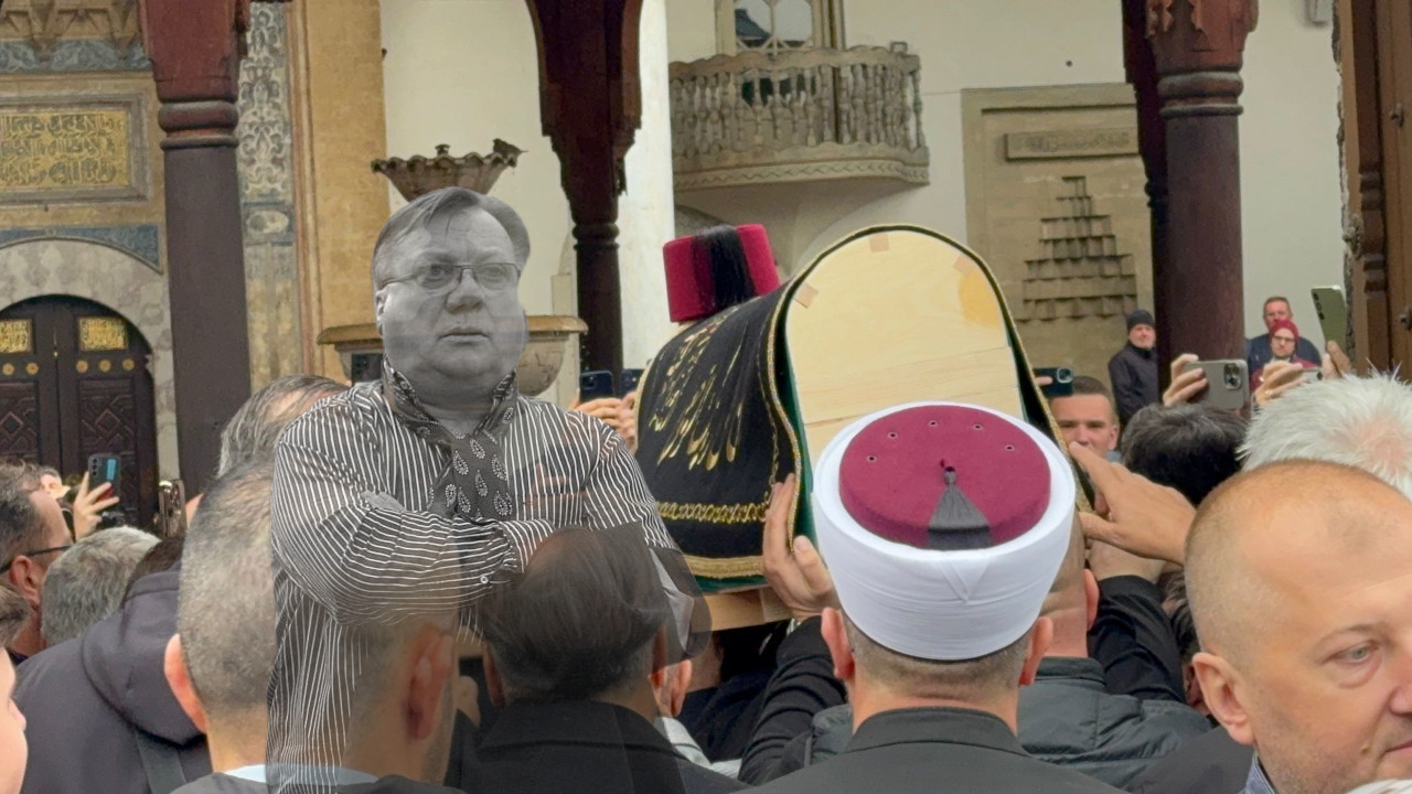 ЏЕНАЗА ХАЛИДУ: Ковчег са телом певача донет у Бегову џамију