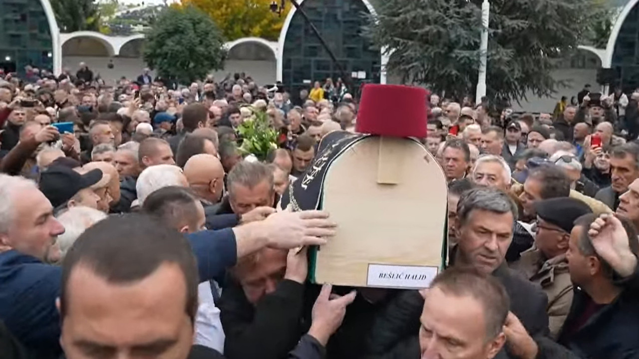 REKA LJUDI GA DODIRUJE: Ko nosi kovčeg sa Halidovim telom?