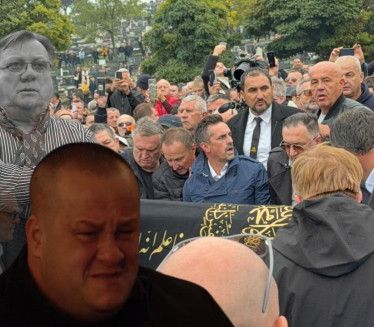 UŠAO U RAKU PO SPUŠTANJU KOVČEGA: Sin se oprostio od Halida