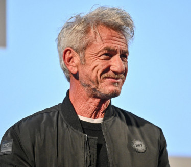 ШОН ПЕН ШОКИРАО СВЕ: Запалио цигарету усред церемоније