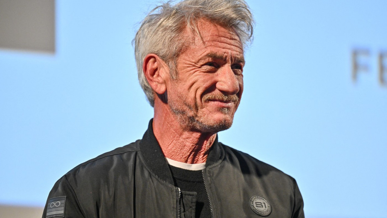 ŠON PEN ŠOKIRAO SVE: Zapalio cigaretu usred ceremonije