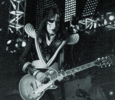 STRAŠAN KRAJ LEGENDE Preminuo Ejs Frejli gitarista grupe Kis