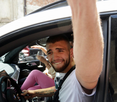 КО ЈЕ СА ВЕЉКОМ НА КИПРУ? Заједно у колима, пуцају од среће