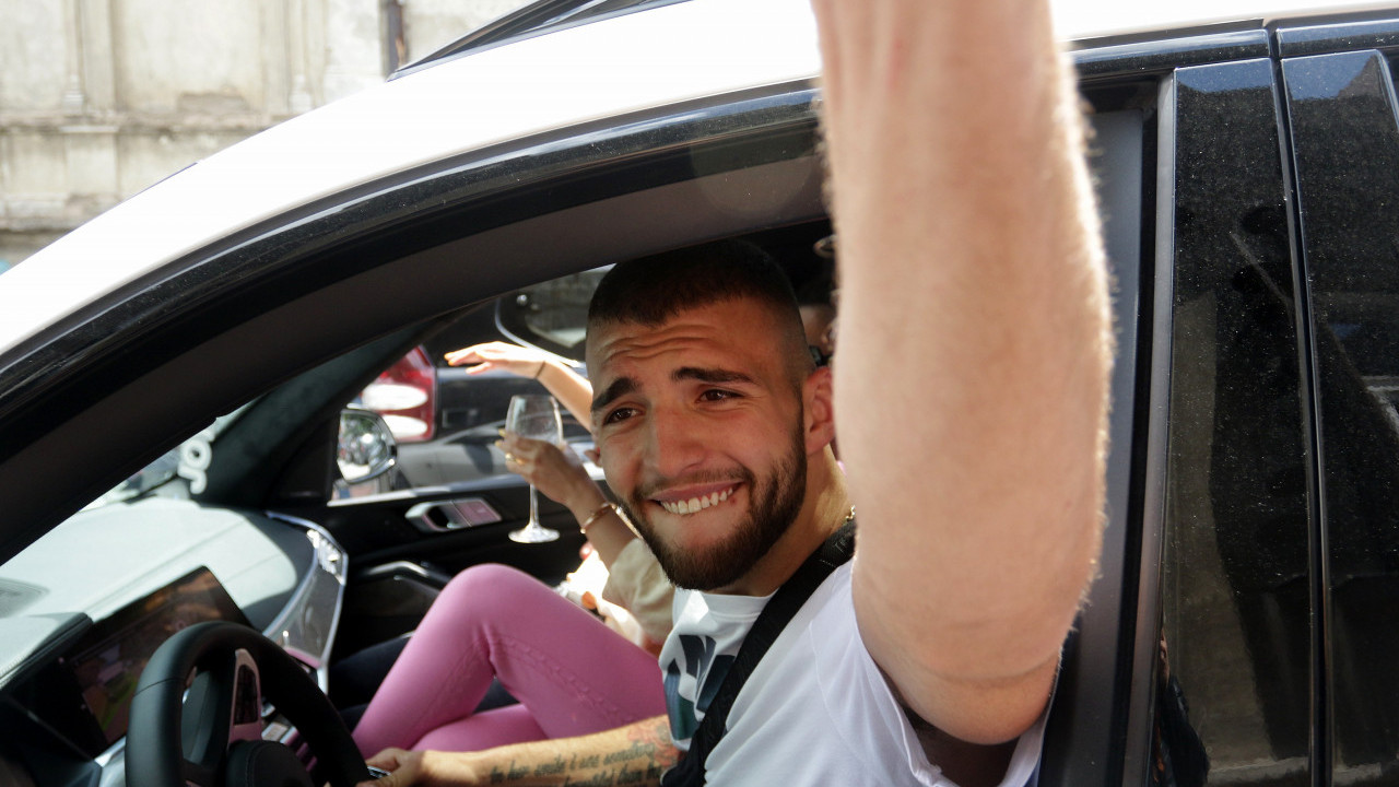 KO JE SA VELJKOM NA KIPRU? Zajedno u kolima, pucaju od sreće