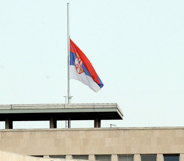 ZASTAVE NA POLA KOPLJA: Danas je Dan žalosti u S. Mitrovici