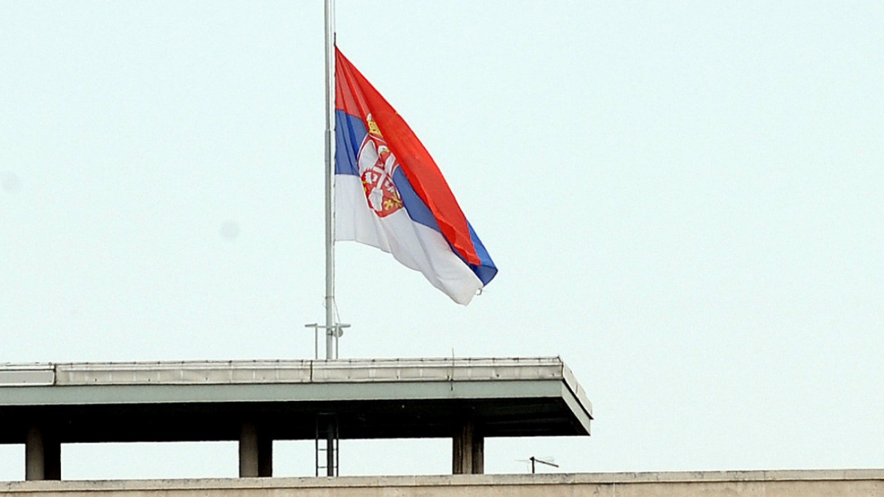 ZASTAVE NA POLA KOPLJA: Danas je Dan žalosti u S. Mitrovici