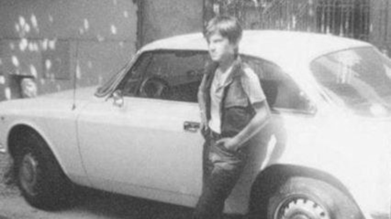 Prepoznajete li jednog od NAJPOPULARNIJIH pevača u Srbiji?