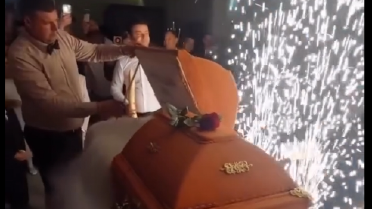 SANDRUK, VATROMET, GLOGOV KOLAC Neobična proslava u Paraćinu