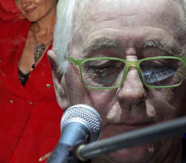 NE MOGU DA TE GLEDAM Sa njom nije hteo na binu jer je Srpkinja