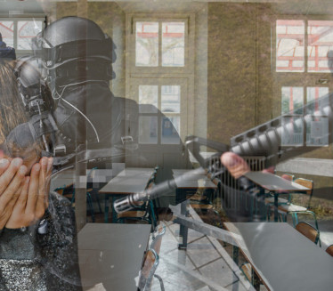 СПЕЦИЈАЛЦИ ОМАШИЛИ ЗГРАДУ: Упали у школу и испрепадали децу