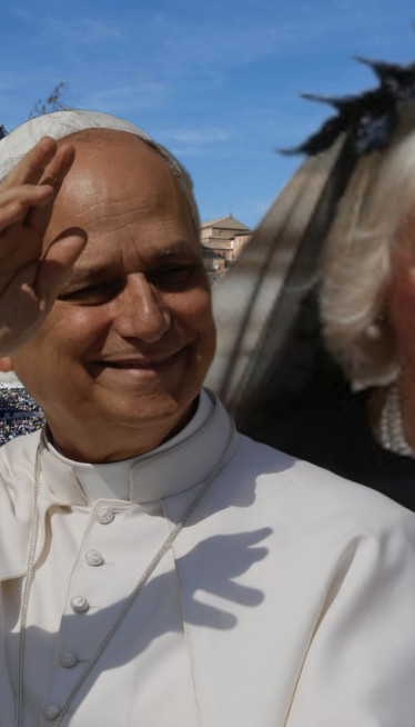 Само ових 7 жена на целом свету сме да носи БЕЛО пред папом