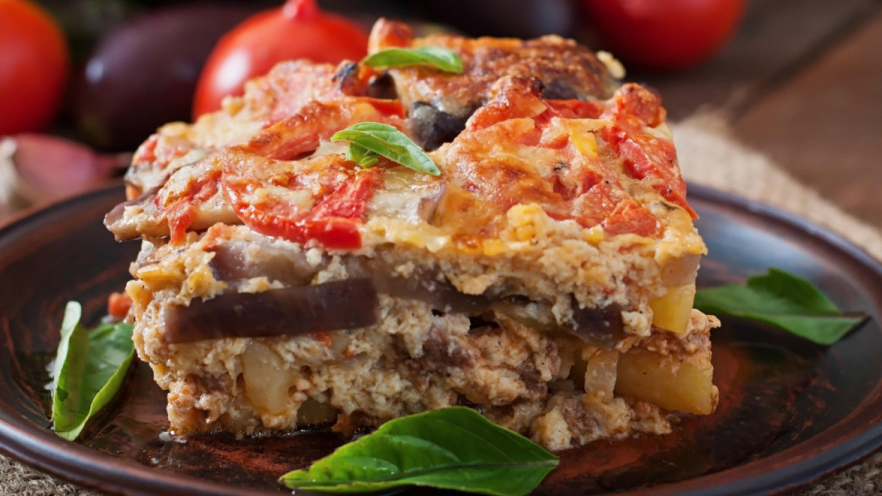 ПИЛЕЋА МУСАКА: Мирише комшилук, сви би да дођу на ручак!