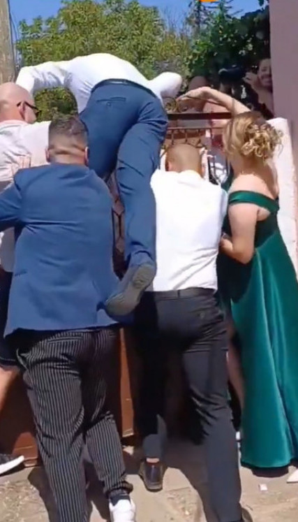 "ПРИМИТИВНО!" Снимак са свадбе шокирао мреже! (ВИДЕО)