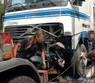 ПУКАО ЈАСТУК Камионџија погинуо испод камиона-пун сунцокрета