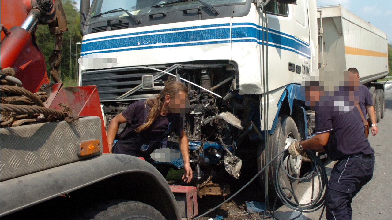 PUKAO JASTUK Kamiondžija poginuo ispod kamiona-pun suncokreta