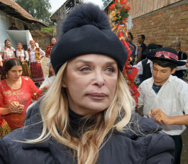 "ОДГРИЗАО МУ ЈЕ ПАРЧЕ МЕСА С РУКЕ И ПЉУНУО"