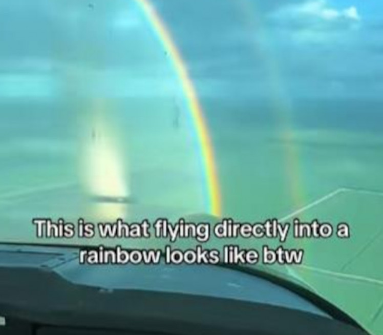 ПИЛОТ СНИМИО Летео право кроз дугу, авион као да је пресекао