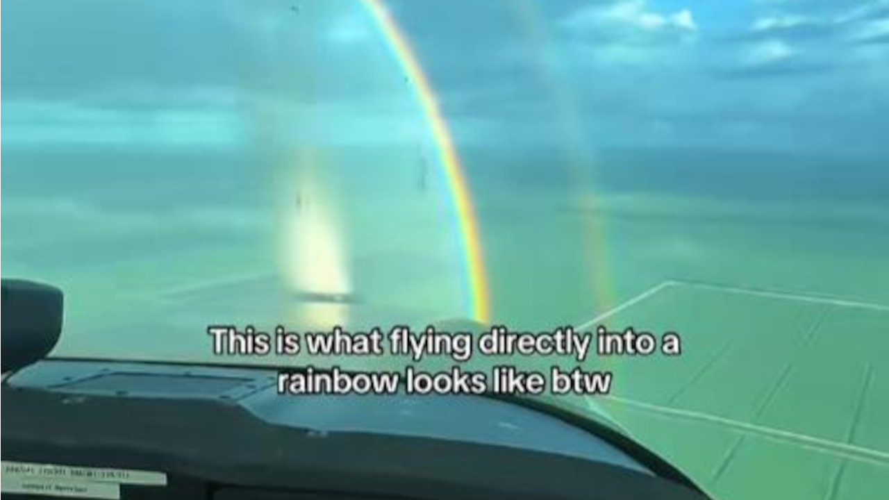 PILOT SNIMIO Leteo pravo kroz dugu, avion kao da je presekao