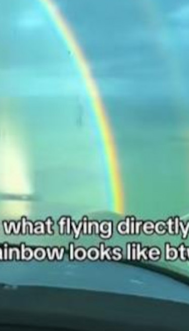 PILOT SNIMIO Leteo pravo kroz dugu, avion kao da je presekao