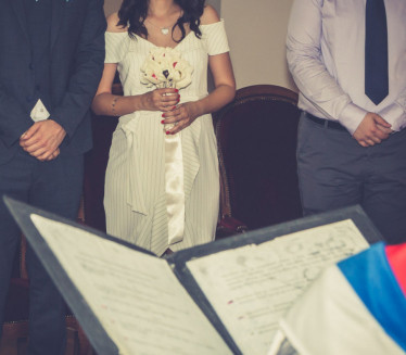 Mlada na venčanju zadržala PREZIME, svekar psovao - pa TUČA