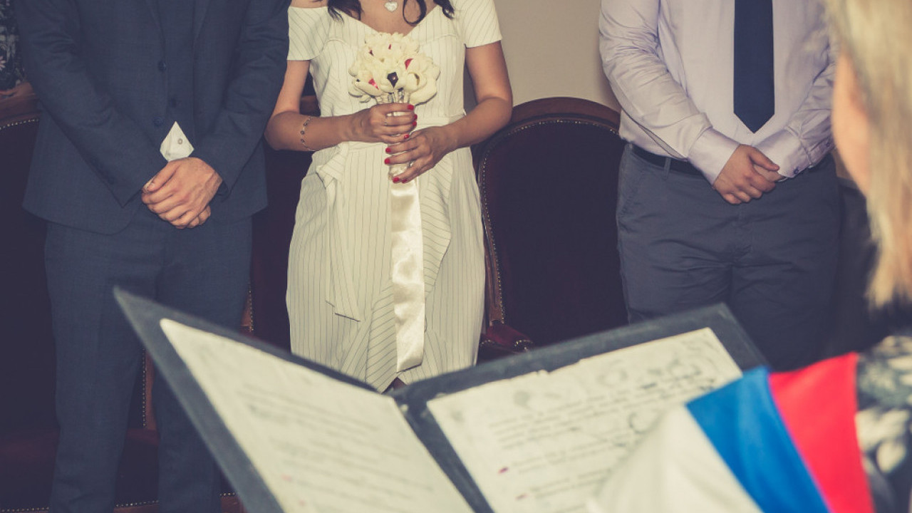 Млада на венчању задржала ПРЕЗИМЕ, свекар псовао - па ТУЧА