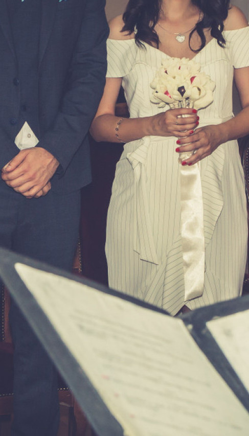 Mlada na venčanju zadržala PREZIME, svekar psovao - pa TUČA