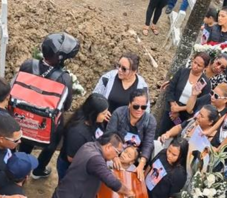 ДОСТАВЉАЧ ПАО У ГРОБ: Снимак са сахране обишао свет