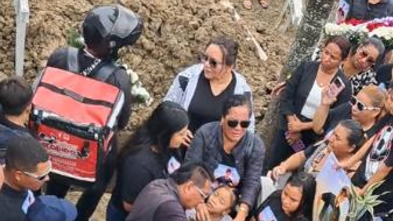 ДОСТАВЉАЧ ПАО У ГРОБ: Снимак са сахране обишао свет