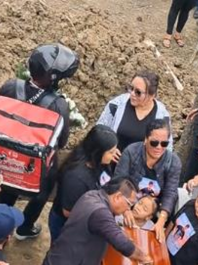 ДОСТАВЉАЧ ПАО У ГРОБ: Снимак са сахране обишао свет