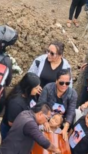 ДОСТАВЉАЧ ПАО У ГРОБ: Снимак са сахране обишао свет