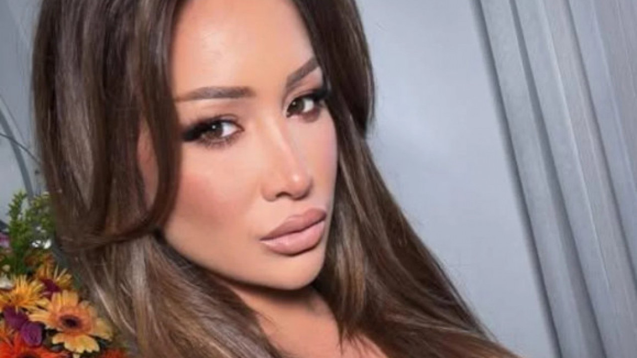 ЗАКУЦАЛА СЕ У РЕД АУТОМОБИЛА: Певачица имала ланчани удес