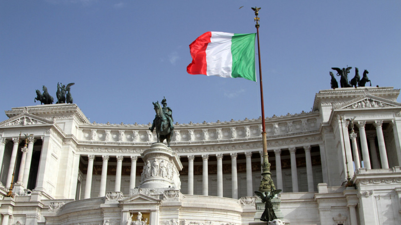 URUŠIO SE JEDAN OD SIMBOLA RIMA: Više ljudi pod ruševinama